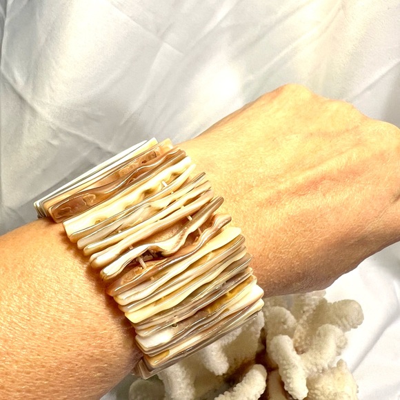 Vintage Mother of pearls Natural Shell stretch Bracelet. - Picture 4 of 9
